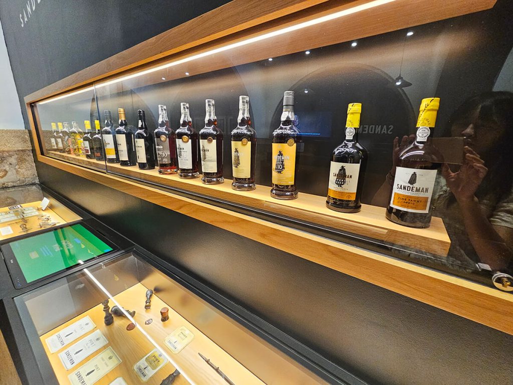 【葡萄牙-波多】Sandeman酒莊導覽|加亞新城酒窖品酒體驗+波特酒介紹 葡萄牙波多杜羅河畔酒莊sandeman