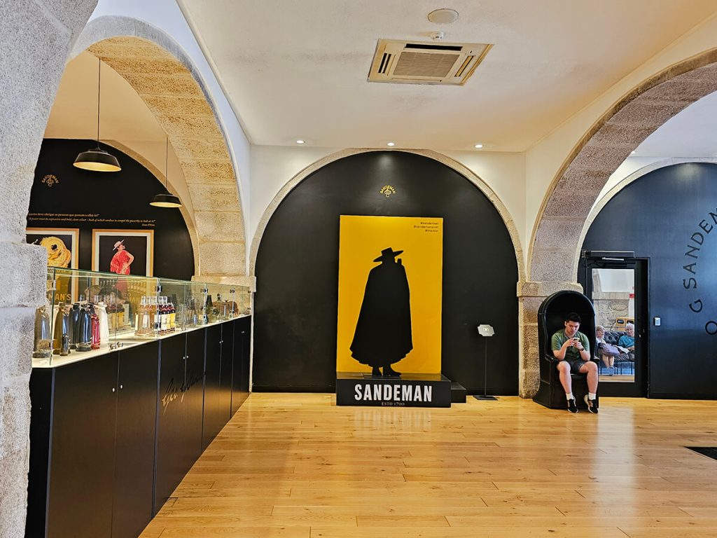 【葡萄牙-波多】Sandeman酒莊導覽|加亞新城酒窖品酒體驗+波特酒介紹 葡萄牙波多杜羅河畔酒莊sandeman