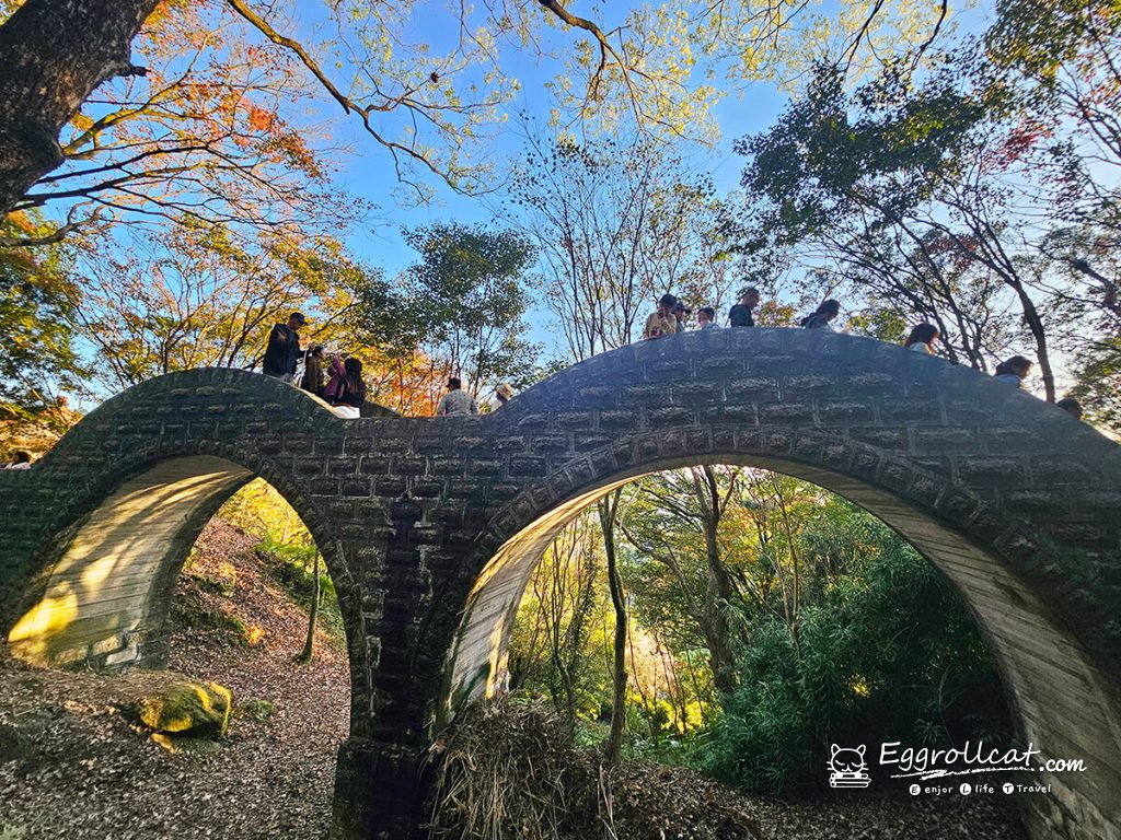 【新北汐止景點】拱北殿賞楓秘境|雙拱橋美景+北部人氣半日遊 汐止拱北殿 台北賞楓 賞楓秘境