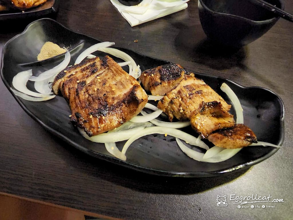 【基隆美食】噴火龍黑木炭烤|平價串燒、炭火燒烤、海鮮一次吃 噴火龍黑木炭烤